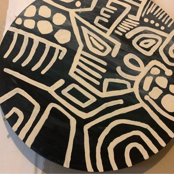 Modern minimalist wall art on round wooden panel - Picture 6 of 8